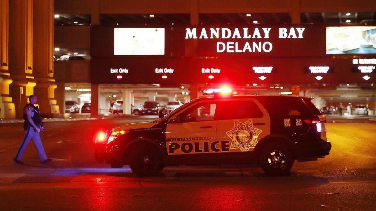 Un vehículo de la policía permanece a la entrada del hotel Mandalay Bay, cerca del lugar donde se produjo un tiroteo en Las Vegas, Estados Unidos, el 2 de octubre de 2017.
