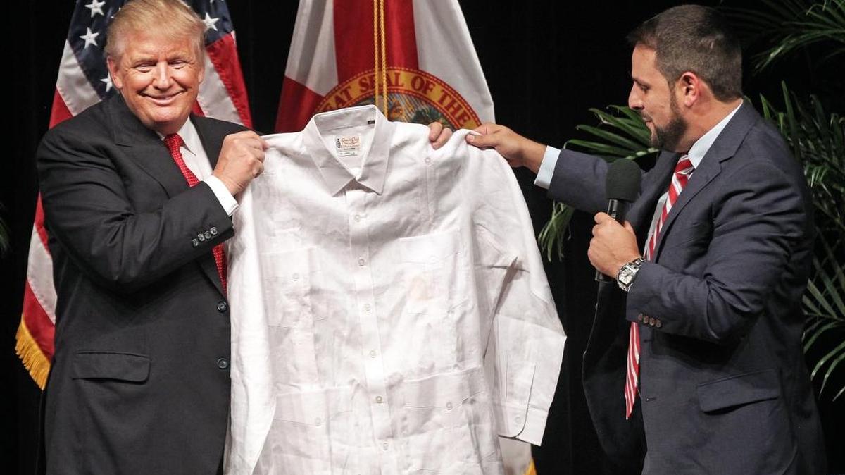 El candidato presidencial republicano recibe el martes una guayabera cubana de lino, luego de un evento en Miami con líderes hispanos en el que participó el congresista Carlos Trujillo.