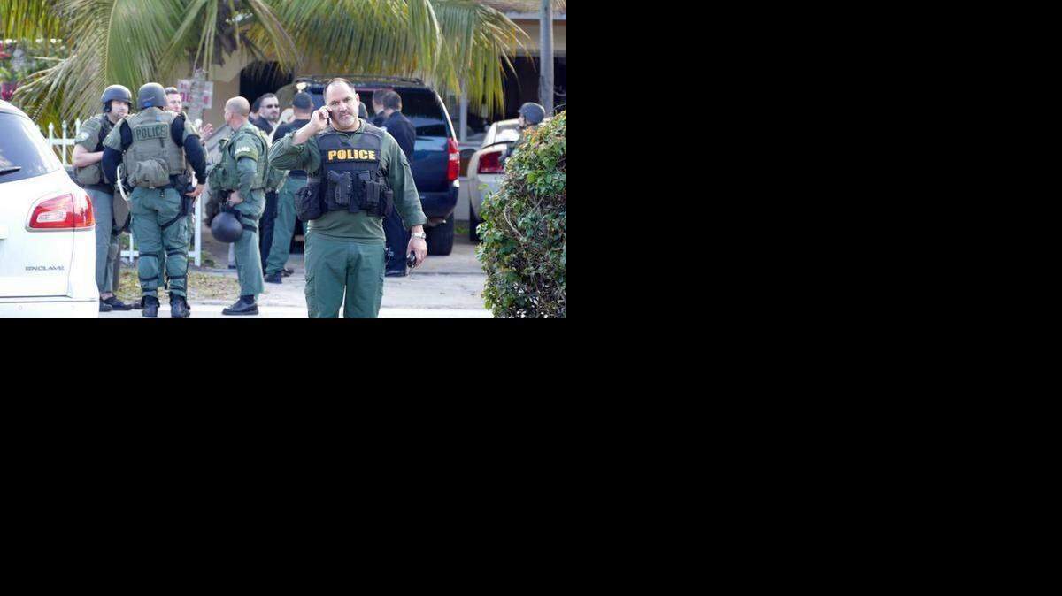Un policía de North Miami Beach resultó herido mientras cumplía una orden judicial en el área de la calle 160 del noreste y la  Avenida 8,  el viernes 6 de febrero de 2015. WALTER MICHOT -MIAMI HERALD STAFF