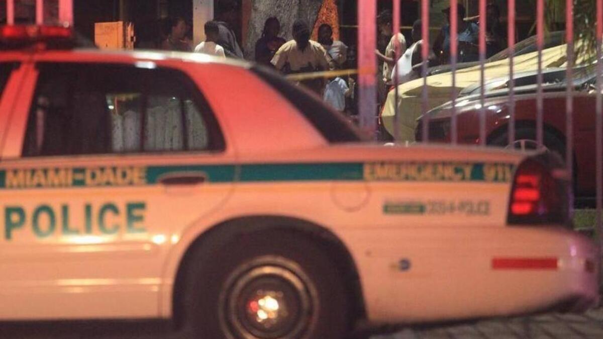 La policía de Miami-Dade investiga la escena donde tres adolescentes recibieron heridas de bala en la calle 50 del noroeste y la 24 avenida el jueves 9 de marzo de 2017. Los tres adolescentes fueron trasladados al hospital.