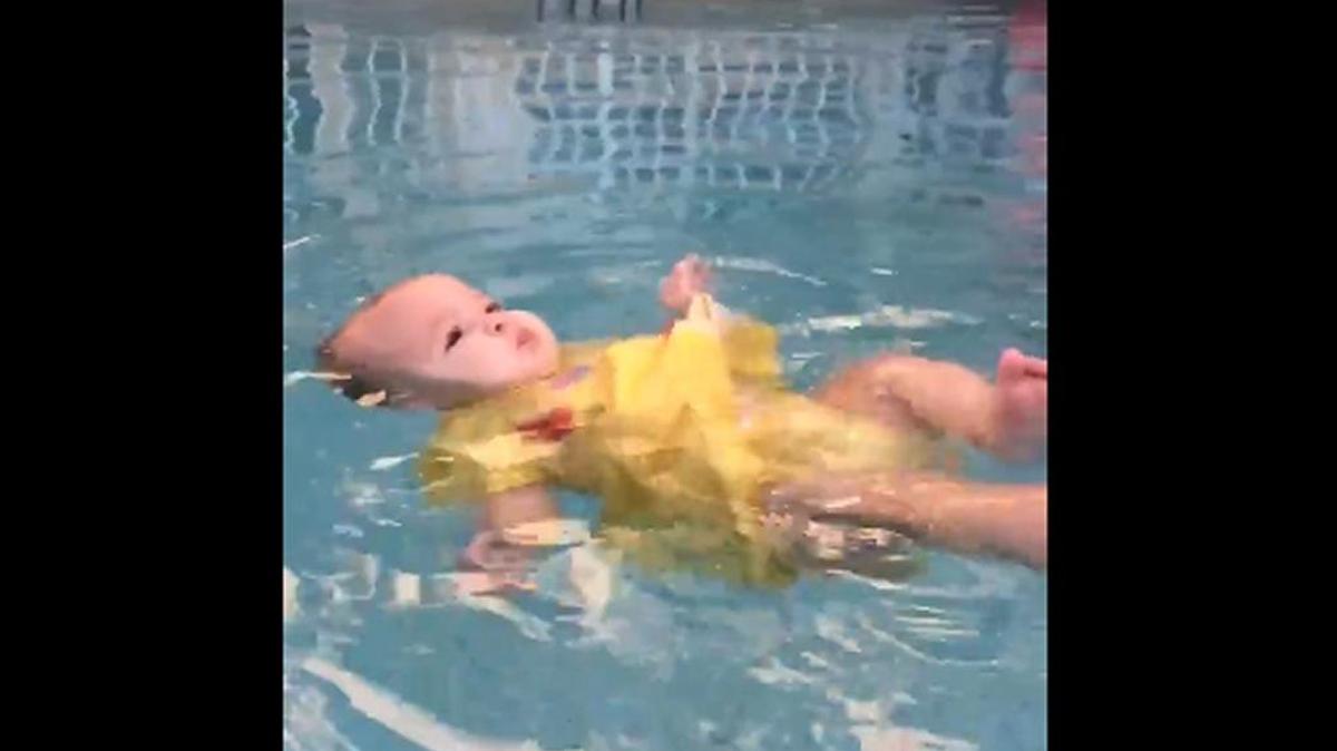 Una imagen de la bebé boca arriba en la piscina. La grabación repercutió en las redes sociales.