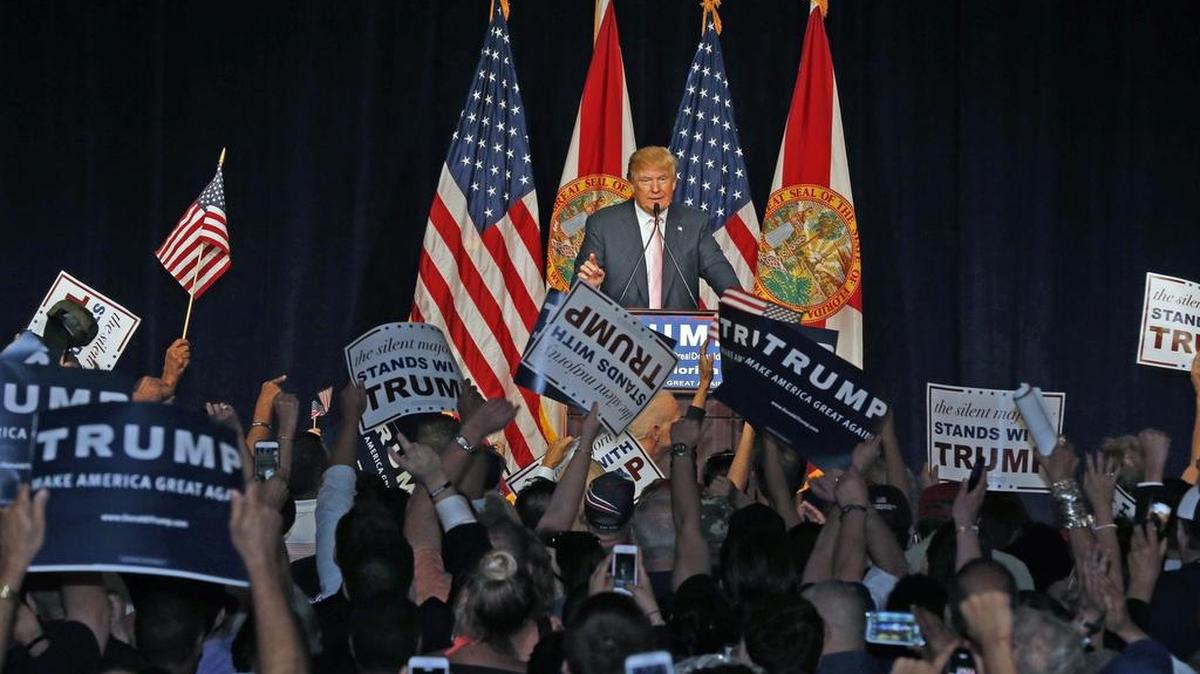 A su primer mitin de campaña presidencial en el Trump National Doral Miami, Trump atrajo a numerosos seguidores pero también a decenas de opositores que fueron desalojados del área.