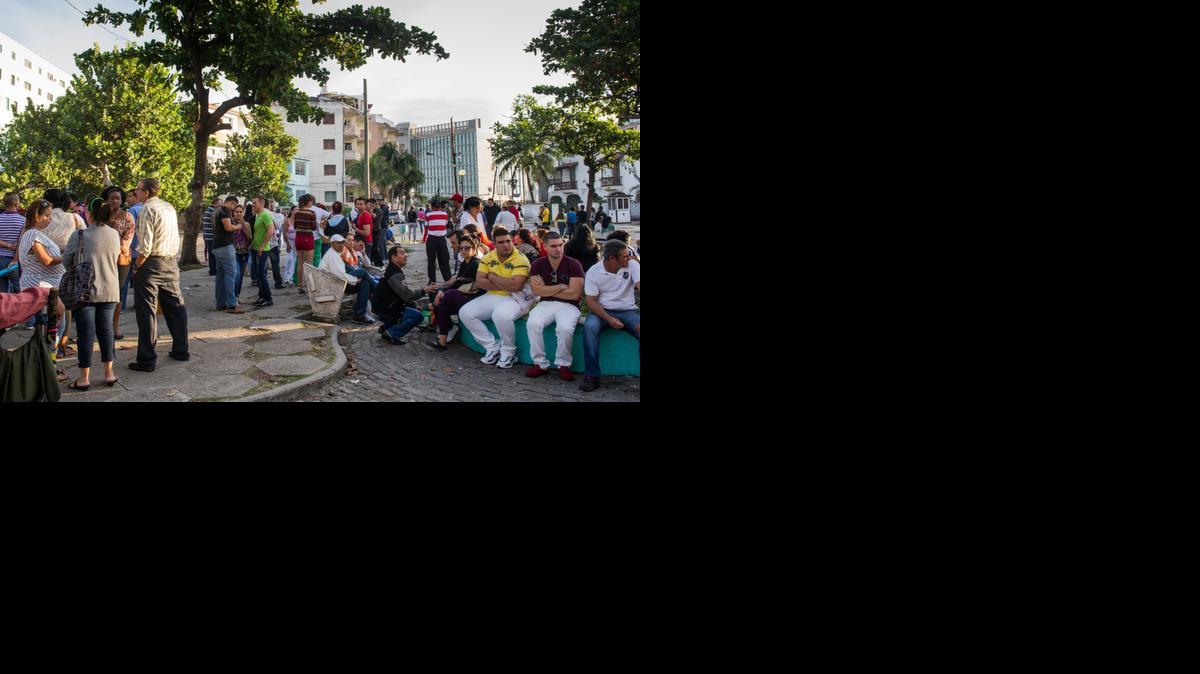 
Cubanos esperan cerca de la Sección de Intereses de Estados Unidos en La Habana, con la meta de conseguir el milagro que les permita visitar familiares en Miami.
