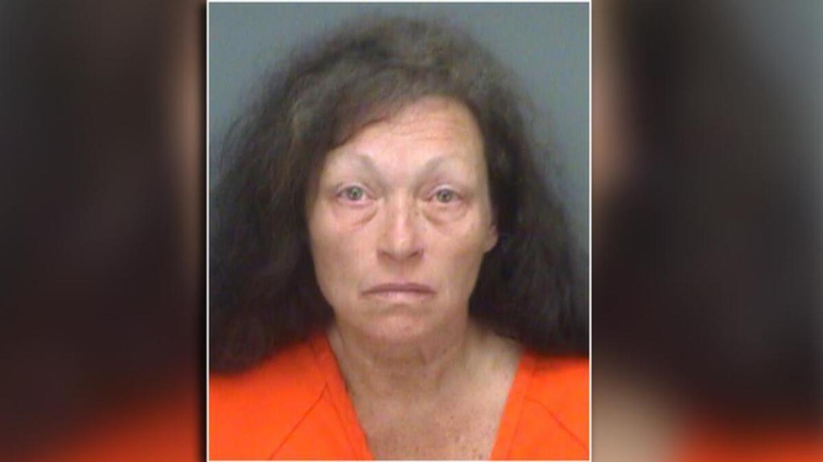 Kathleen Steele, de 62 años, fue acusada de homicidio culposo agravado después que las autoridades dijeron que su hijo de 6 años mató a golpes a su hermana recién nacida
