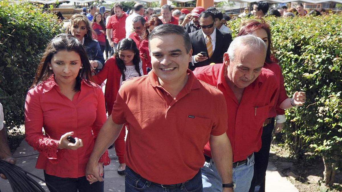 Yani Rosenthal (centro), junto a su esposa, Claudia, después de votar en las elecciones primarias del Partido Liberal, el 18 de noviembre de 2012 en Tegucigalpa, Honduras. 
