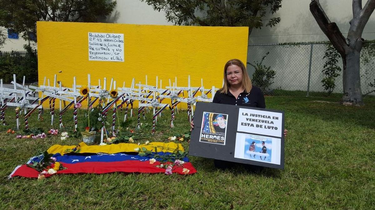 Asociaciones del exilio venezolano en Miami como Venezuela Awareness recordaron hoy en un acto en Miami a las 43 personas que murieron hace dos años en el marco de una ola de protestas opositoras y lamentaron el "empeoramiento de la represión oficial" en Venezuela. José Antonio Colina, presidente de Venezolanos Perseguidos Políticos en el Exilio (Veppex), consideró hoy "un golpe de Estado" la decisión del Tribunal Supremo de Justicia (TSJ) de su país de declarar vigente el decreto de emergencia económica dictado por el Gobierno, pese a que la Asamblea Nacional (AN), de mayoría opositora, no lo convalidó. "Esto es un golpe de Estado que desconoce la voluntad del pueblo de Venezuela que eligió esa Asamblea Nacional de forma mayoritaria", expresó hoy a Efe.