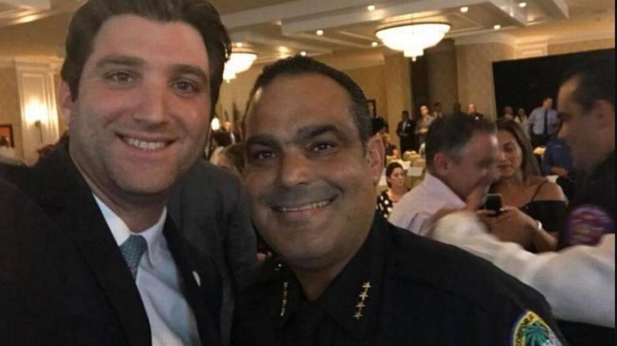 El alcalde de Bal Harbour, Gabe Groisman, junto al jefe la Policía Miguel De La Rosa, quien falleció el sábado a los 49 años.