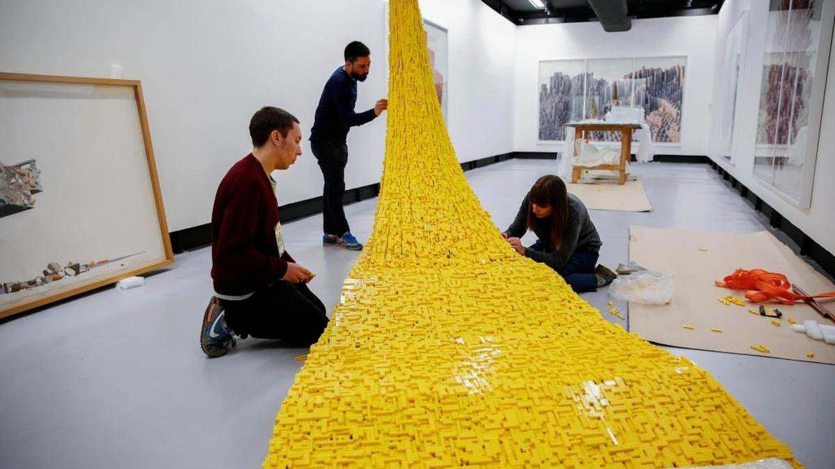 Trabajadores ultiman detalles para la exposición del colectivo de arte 'Los Carpinteros', este jueves, 28 de julio de 2016, en Sao Paulo (Brasil).