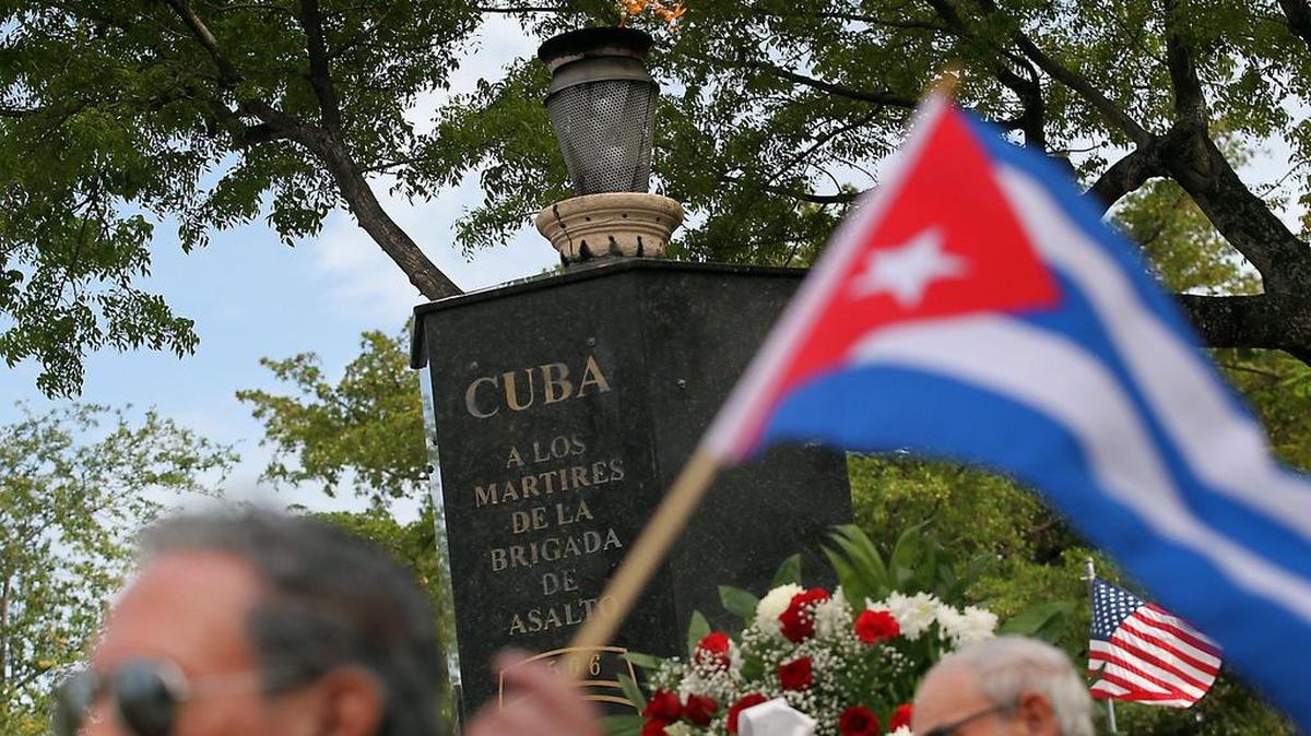 Varias personas rinden homenaje a los Mártires de la brigada 2506 caídos durante la invasión de abril de 1961 en el Monumento a Bahía de Cochinos en Little Havana el lunes 17 de abril de 2017.
