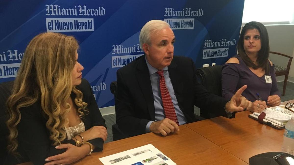 El alcalde de Miami-Dade Carlos Giménez habla sobre sus planes de transporte en la visita que hizo al Herlad el miércoles.