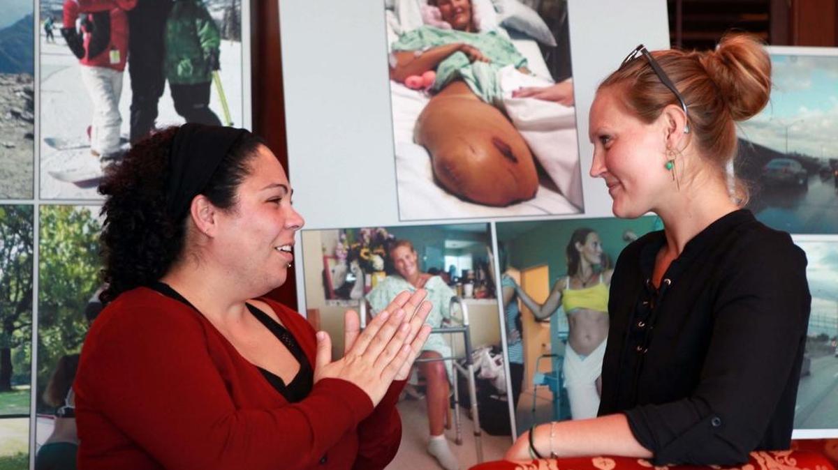 Cathy Milagros Pérez García (izq.) y su amiga Cynthia Fleischmann el martes en una conferencia de prensa. La primera perdió su pierna derecha en un accidente que occurió en la autopista I-95.