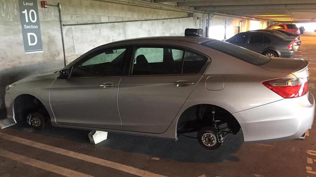 Así quedó el automóvil Honda de Juan Bisbal el lunes por la tarde, luego que sus llantas fueran robadas del estacionamiento del Metrorail en Kendall.