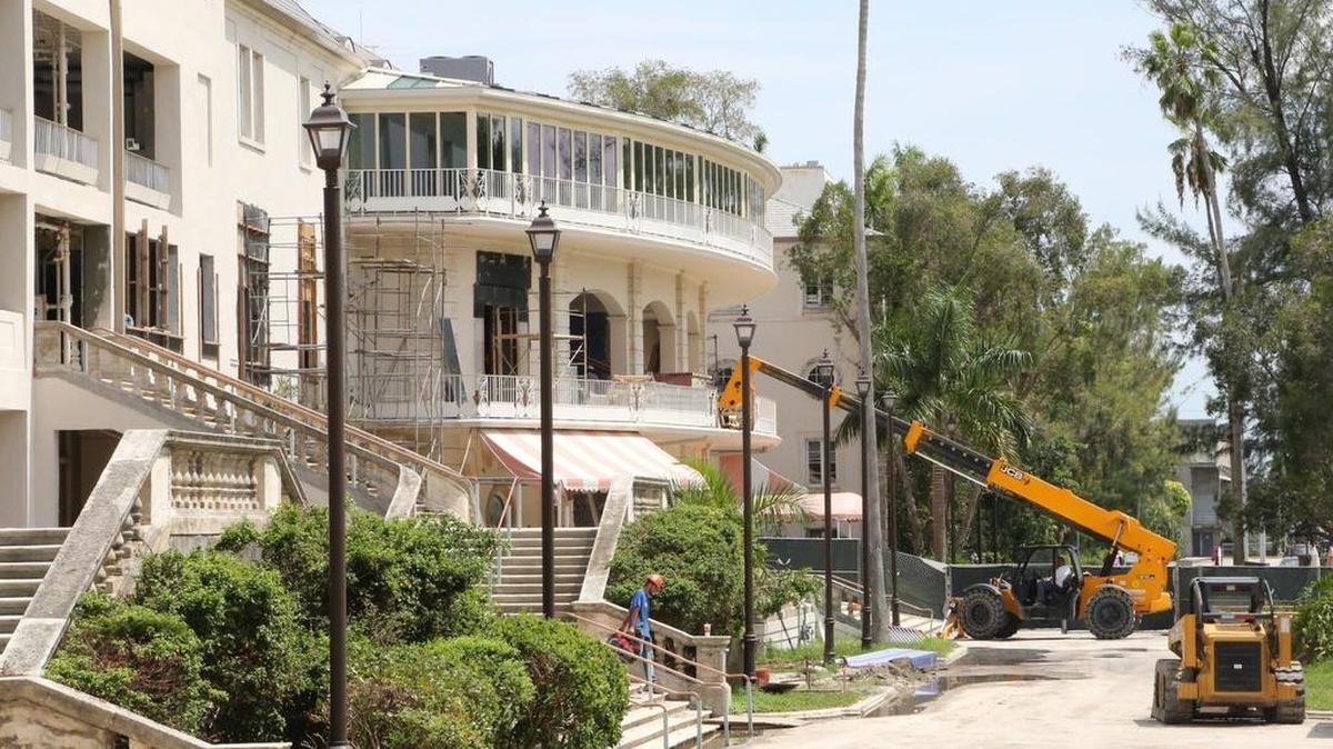 
Parte de la renovación y cambios al Granstand de la pista de carrera en Hialeah Park.
