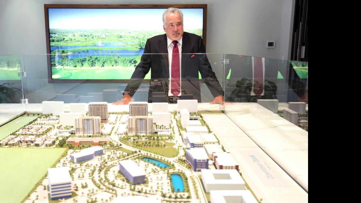 
Oswaldo Betancourt, vice presidente de desarollo de construcción de Codina Partners, frente a la maqueta de uno de los proyectos del Downtown Doral en las oficinas de ventas el viernes. .
