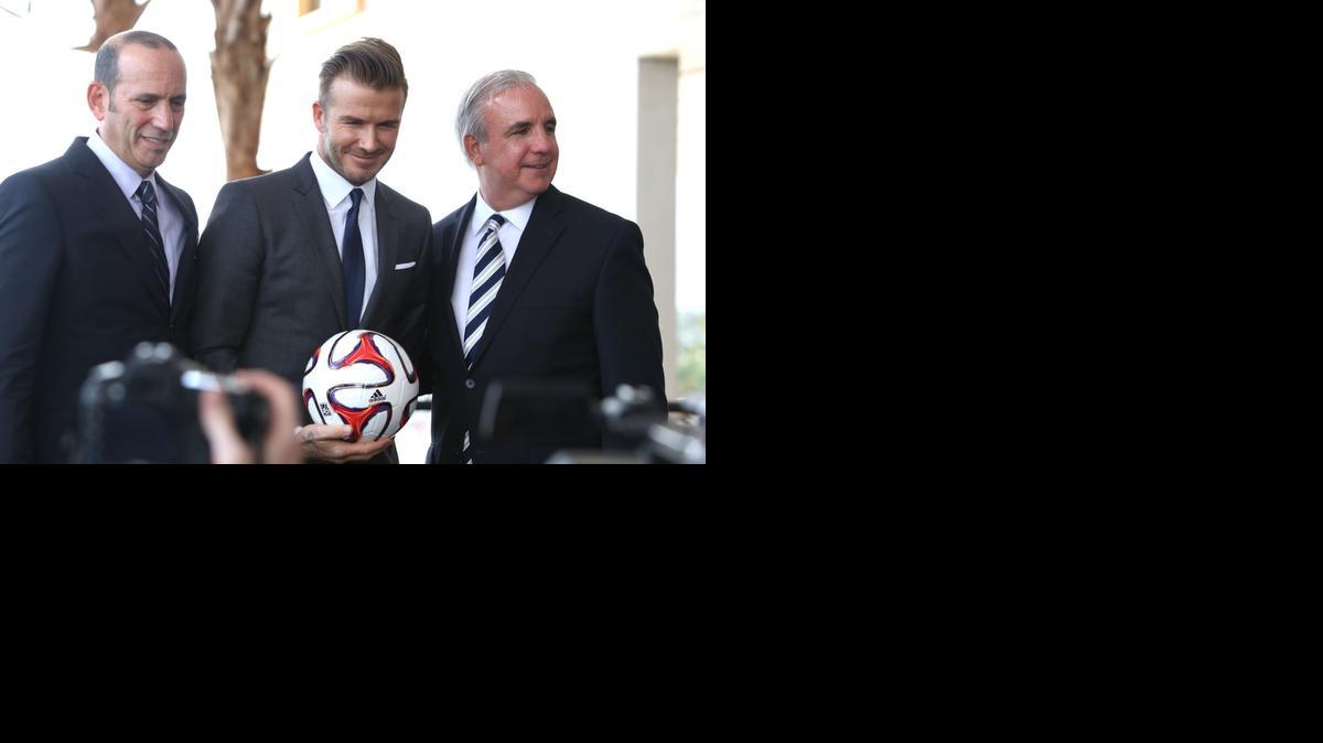 
David Beckham (centro) junto al comisionado de la MLS Don Garber (izquierda) y el alcalde de Miami Dade Carlos Giménez en la conferencia oficial para anunciar el nuevo equipo de fúbol de la MLS en Miami, el 4 de febrero de 2014.
