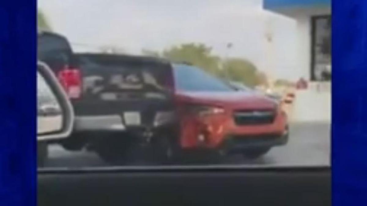 Captura de pantalla del video en el que se muestra al hombre chocando con varios automóviles en una estación de gasolina en North Lauderdale.