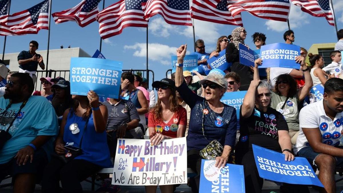 Seguidores de Hillary Clinton muestran su apoyo por la candidata el 26 de octubre en Tampa, Florida.