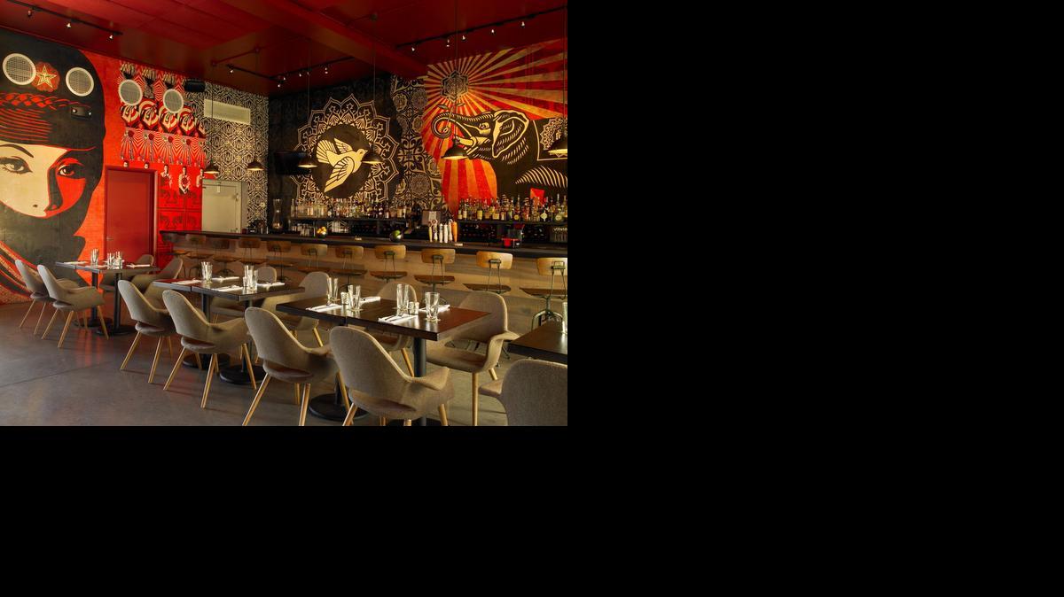 
Miguel Aguilar es el chef y propietario del restaurante Wynwood Kitchen & Bar, en el emergente Design District de Miami, uno de los locales con una interesante oferta para Día de los Enamorados. Aguilar avivará el deseo de los comensales con un plato único: las patas de cangrejo de Alaska ("King Crab") asadas y servidas con un alioli de Tobikko. EFE/MARK ROSKAMS
