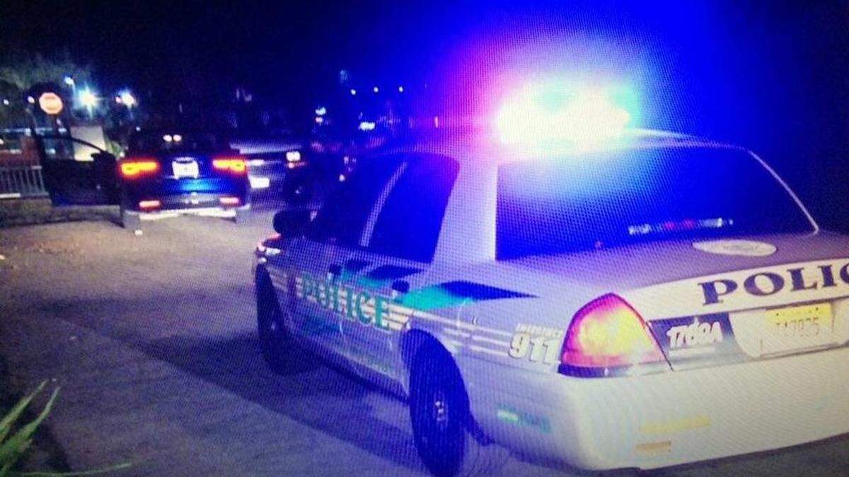 Dos hombres resulatron heridos tras un robo de auto a mano armada en el suroeste de Miami-Dade. Cortesía CBS4
