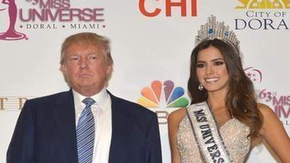 
Donald Trump y la recién coronada Miss Universo, Paulina Vega, durante la conferencia de prensa que ambos sostuvieron luego de que la reina colombiana ganara el certamen.



