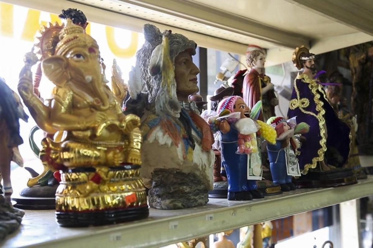 Una imagen de la divinidad hindú Ganesh, y del Ekeko, de los indígenas de Perú, ambos representativos de la prosperidad, conviven con otros santos en los anaqueles de la botánica M&N Variedades en La Pequeña Habana.