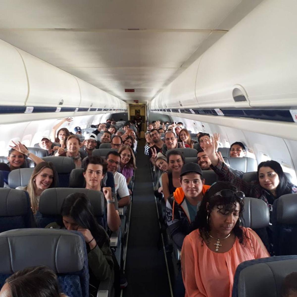 El grupo de venezolanos varados abordo de un avión de PAWA con destino a Santo Domingo.