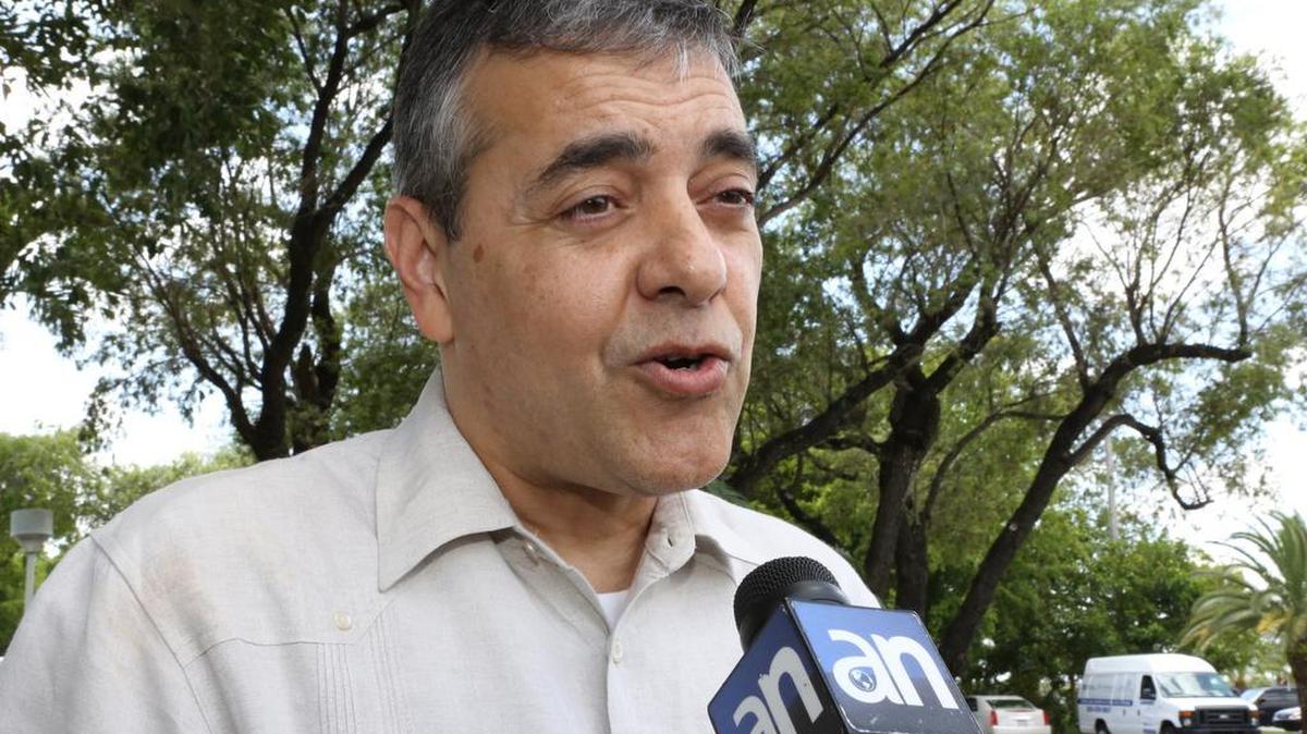 David Rivera, actualmente sujeto a una investigación federal, habla con la prensa en la exhibición Cuba Nostalgia en Miami en mayo del 2014.