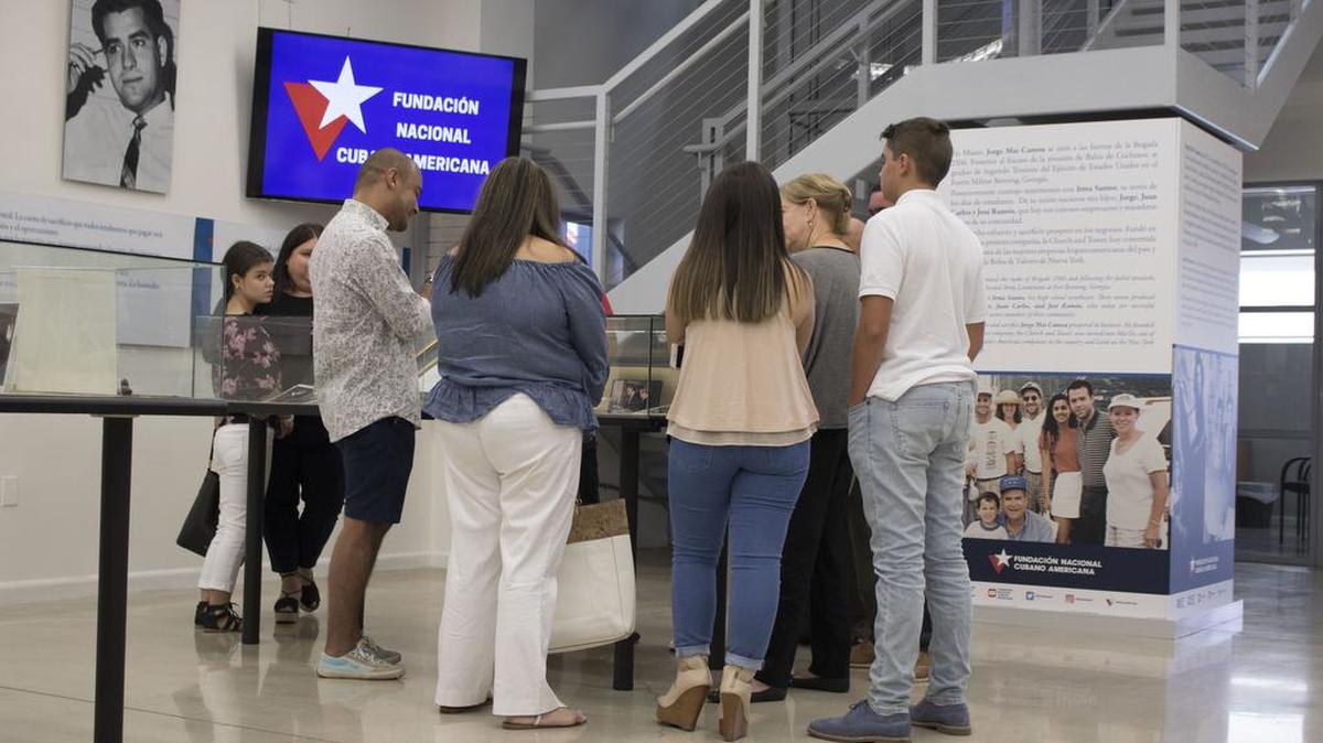 Varias personas en la muestra ‘Jorge, 20 años después tu legado sigue adelante’, con que la Fundación Nacional Cubano Americana conmemora el 20 aniversario del fallecimiento de Jorge Mas Canosa.