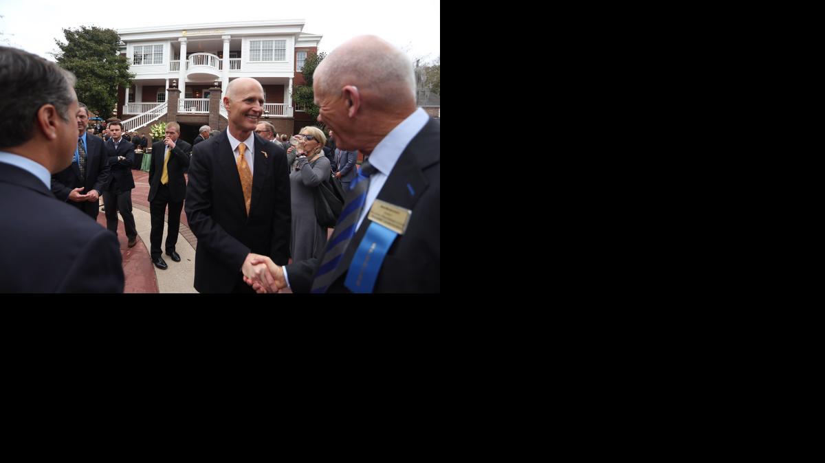 
El gobernador de la Florida, Rick Scott, saluda a legisladores, miembros de la prensa e invitados que participan en la fiesta de Associated Industries, este lunes, evento que da inicio a la la sesión legislativa de 60 días en Tallahassee. Foto de archivo.


