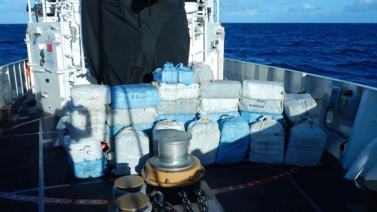 Cerca de 1,110 kilos of cocaína incautada como parte de la Operación Unified Resolve es transportada abordo del escampavías del Guardacostas Richard Dixon el pasado 7 de abril.