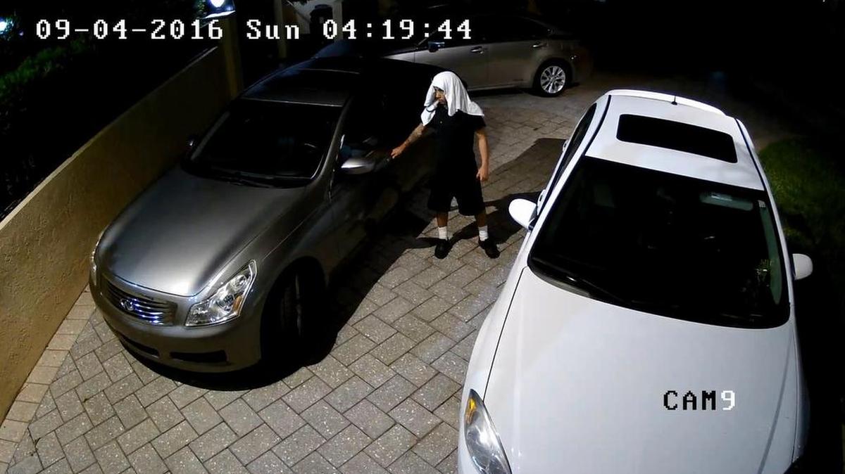 Imagen de un video difundido por la policía de Coral Gables de los ladrones de vehículos.