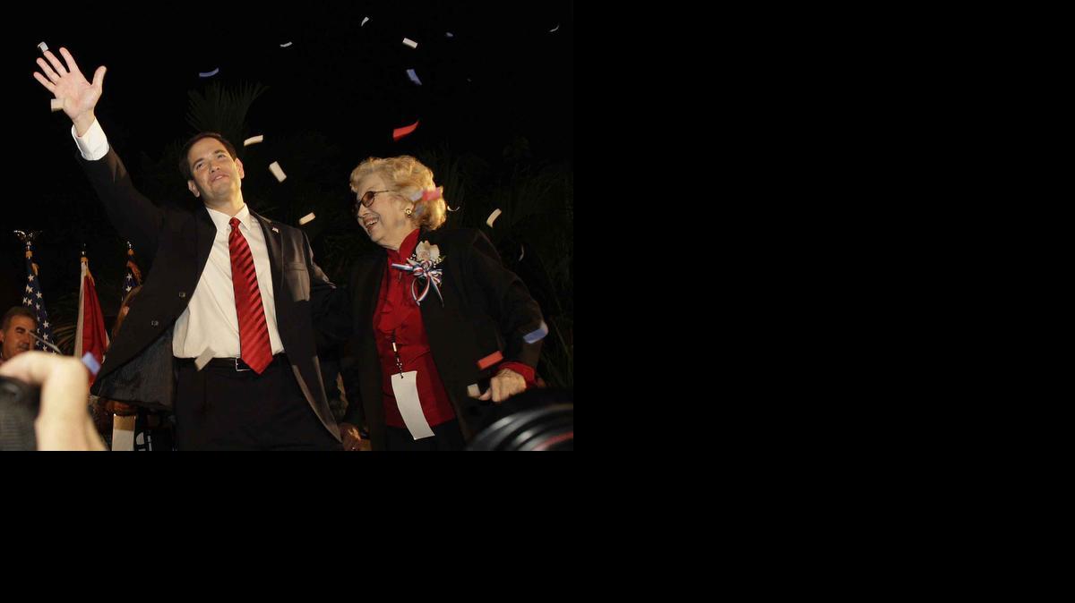 
Marco Rubio y su madre, Oria Rubio, saludan a la multitud en el Biltmore Hotel de Coral Gables luego de haber sido elegido al Senado federal en las elecciones del 2010.



