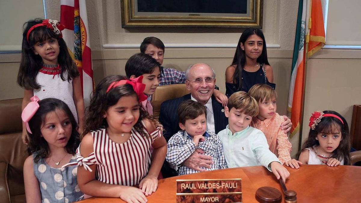 Raúl Valdés-Fauli, alcalde de la Ciudad de Coral Gables, junto a sus nietos durante la ceremonia de juramentación el viernes, 28 de abril del 2017.