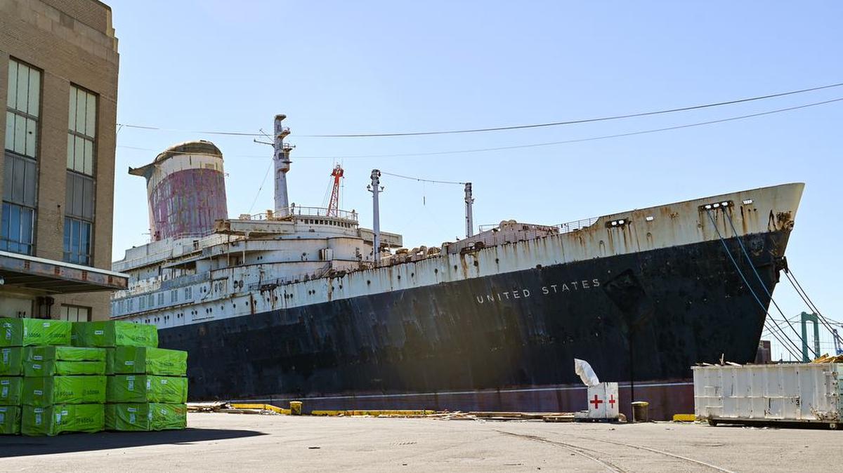 El SS United States, el transatlántico más grande construido íntegramente en Estados Unidos y que aún ostenta el récord de velocidad transatlántica de ida y vuelta, se encuentra amarrado en Filadelfia desde 1996. Una demanda presentada en 2022 amenaza ahora con desalojar el barco.