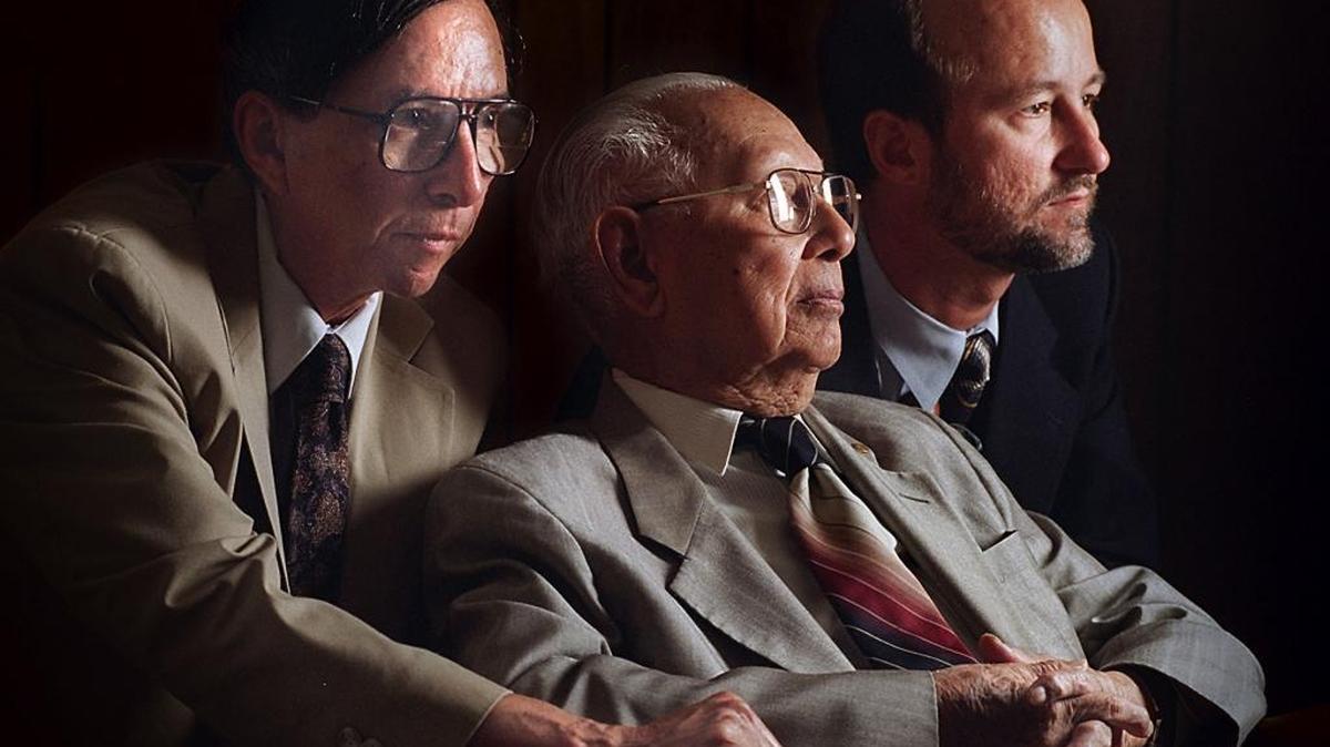 Tres generaciones de médicos de la familia Castellanos. En esta foto del 13 de julio de 1996 Agustín W. Castellanos (cen.) cuando tenía 94 años, su hijo Agustín Castellanos (izq.) y su nieto Daniel Castellanos (der.).