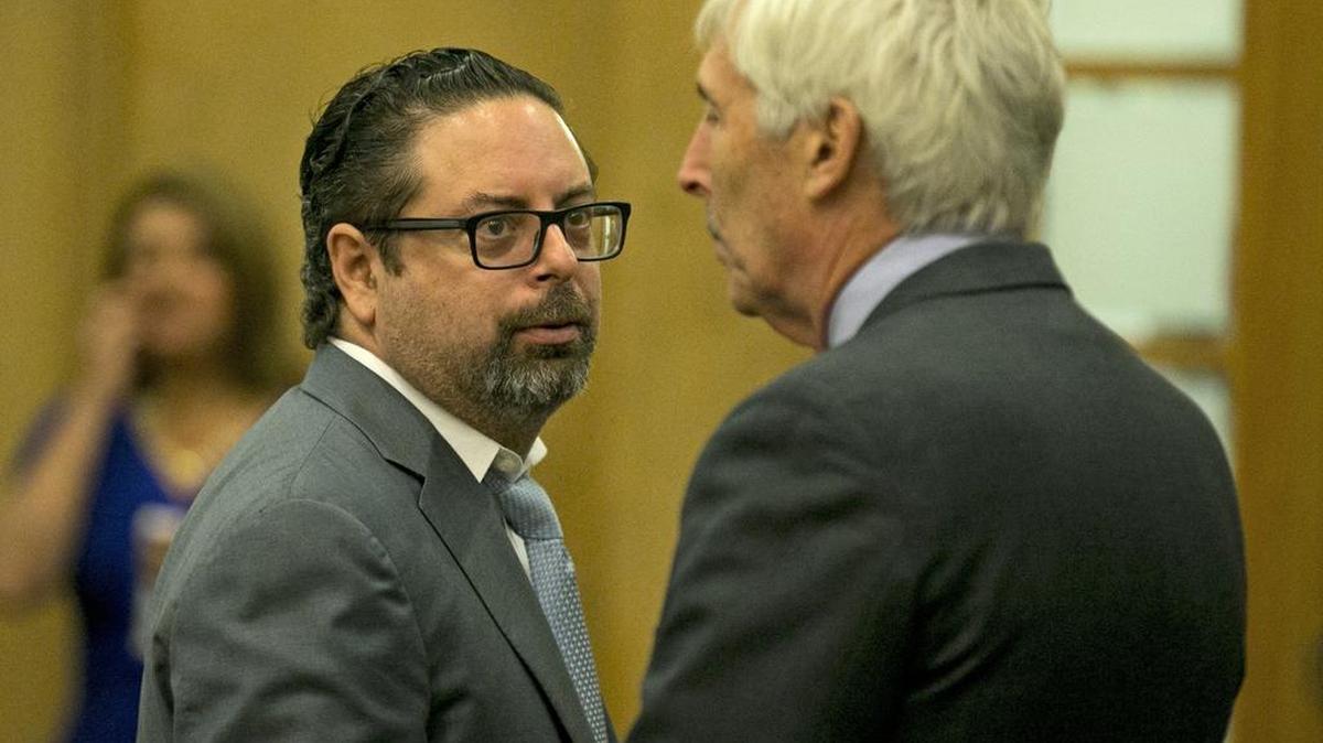 Ernesto Pérez (izq.), dueño de Dade Medical College, y su abogado Michael Band durante la comparecencia en el tribunal, el martes 3 de noviembre en Miami.