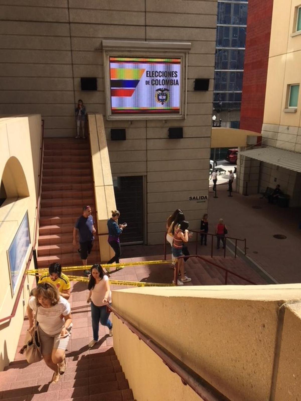Entrada a un centro de votación de las elecciones de Colombia en Miami el 11 de marzo del 2018.