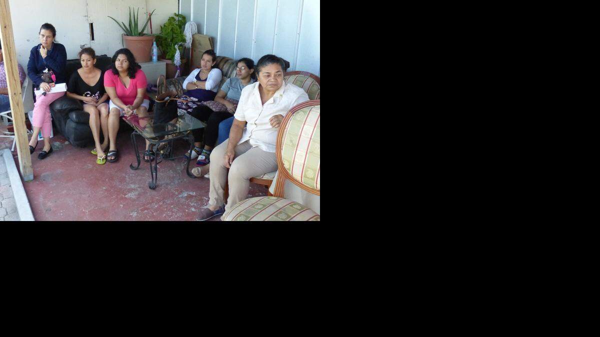 
Varias personas se reunieron con representantes de la “Organización hondureña integrada Francisco Morazán” para hablar del problema de las estafas a inmigrantes indocumentados.


