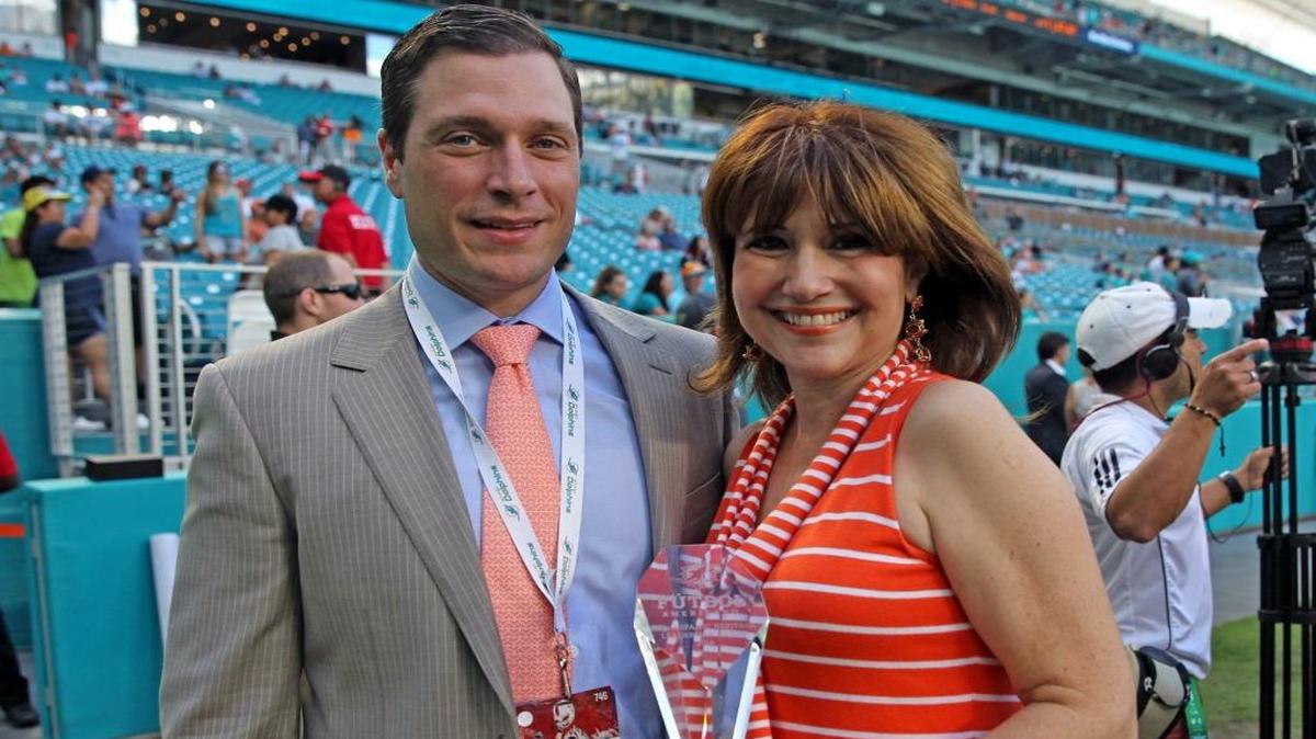Marcus Bach-Armas, ejecutivo de los Dolphins, en la entrega del premio de la NFL al Liderazgo Hispano a la presidente de la Cámara de Comercio del Sur de la Florida Liliam López, el domingo 27 de noviembre del 2016 en el Hard Rock Stadium en Miami.