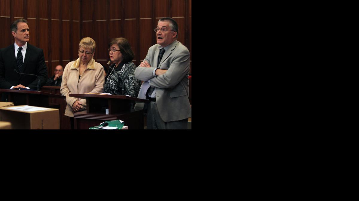 
El abogado Scott Egleston, Zobeida González, María Juncosa —traductora de la corte— y el fiscal Santiago Aroca durante la audiencia en la cual González se declaró culpable de la muerte del niño Jonathan Feliciano en el 2013.


