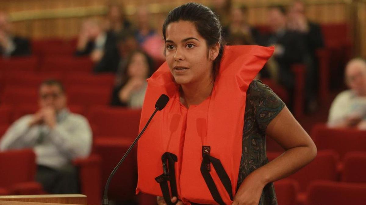 
Elizabeth Marie Taveras usó un chaleco salvavidas para hablar sobre los cambios climáticos durante la reunión de la comisión del condado en la tarde de este jueves 17 de septiembre.


