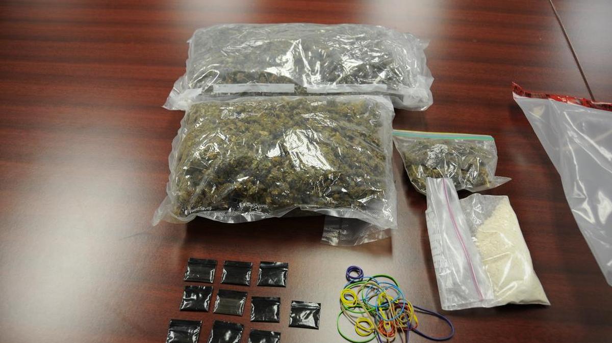 Dos libras de marihuana y otra parafernalia que fue usada por los agentes encubiertos para atraer a los detectives sospechosos.