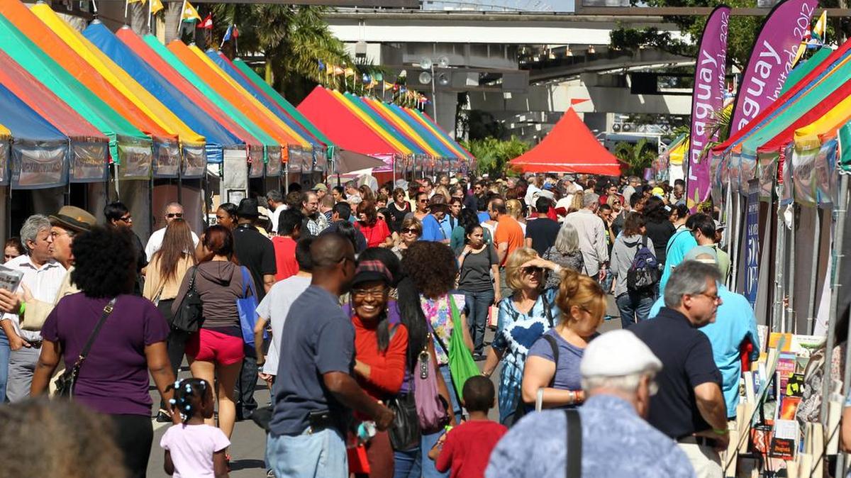 
Amantes de los libros acuden con sus familias a disfrutar de los muchos eventos de la Feria Internacional de Libro de Miami, que tiene lugar cada mes de noviembre.

