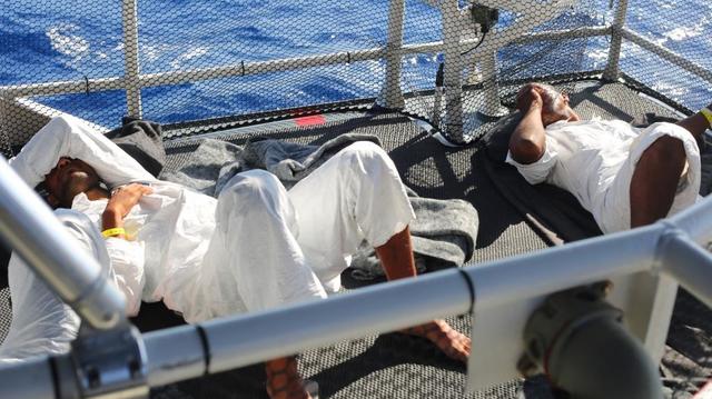 Inmigrantes cubanos en un barco de la Guardia Costera de EEUU, tras ser intercceptados en el Estrecho de la Florida. Foto de archivo.