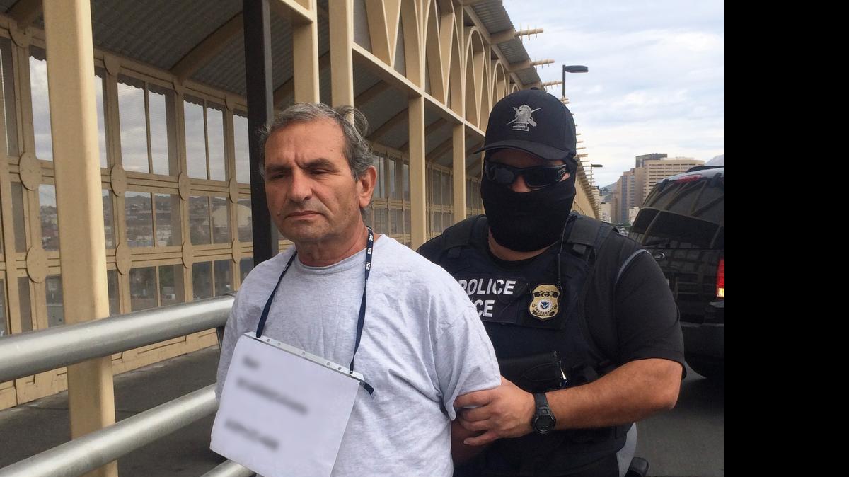 
Momento en que funcionarios de la Policía de Inmigración y Aduanas (ICE) se preparan para entregar, el martes, al cubano Ner Silverio Prieto a las autoridades en México, donde era buscado por abuso sexual a un menor. Silverio fue entregado a México por el puente de la calle Stanton en El Paso, Texas, que lleva a Ciudad Juárez en el estado mexicano de Chihuahua.
