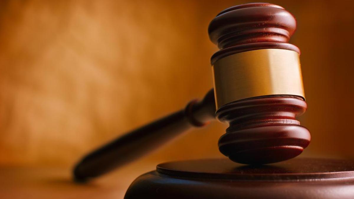 Una madre de Jacksonville enfrenta dos cargos de abuso infantil después que presuntamente golpeó a sus hijas porque solo le compraron una tarjeta de felicitación por el Día de las Madres.