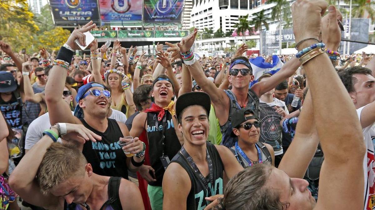 Decenas de miles de fanáticos de la música llenan anualmente los terrenos de Bayfront Park. En la foto, los asistentes de marzo del 2015. Revelers dance at the Ultra World Wide stage during Ultra Music Festival on Friday, March 27, 2015.