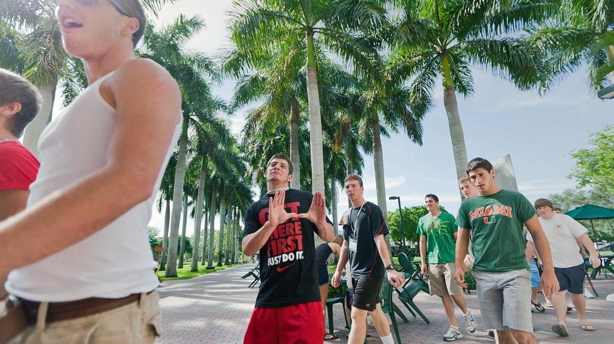 Foto de archivo. Estudiantes de primer año de la Universidad de Miami dan un paseo por las inmediaciones de la institución educativa durante un evento de orientación, el 21 de agosto del 2010.