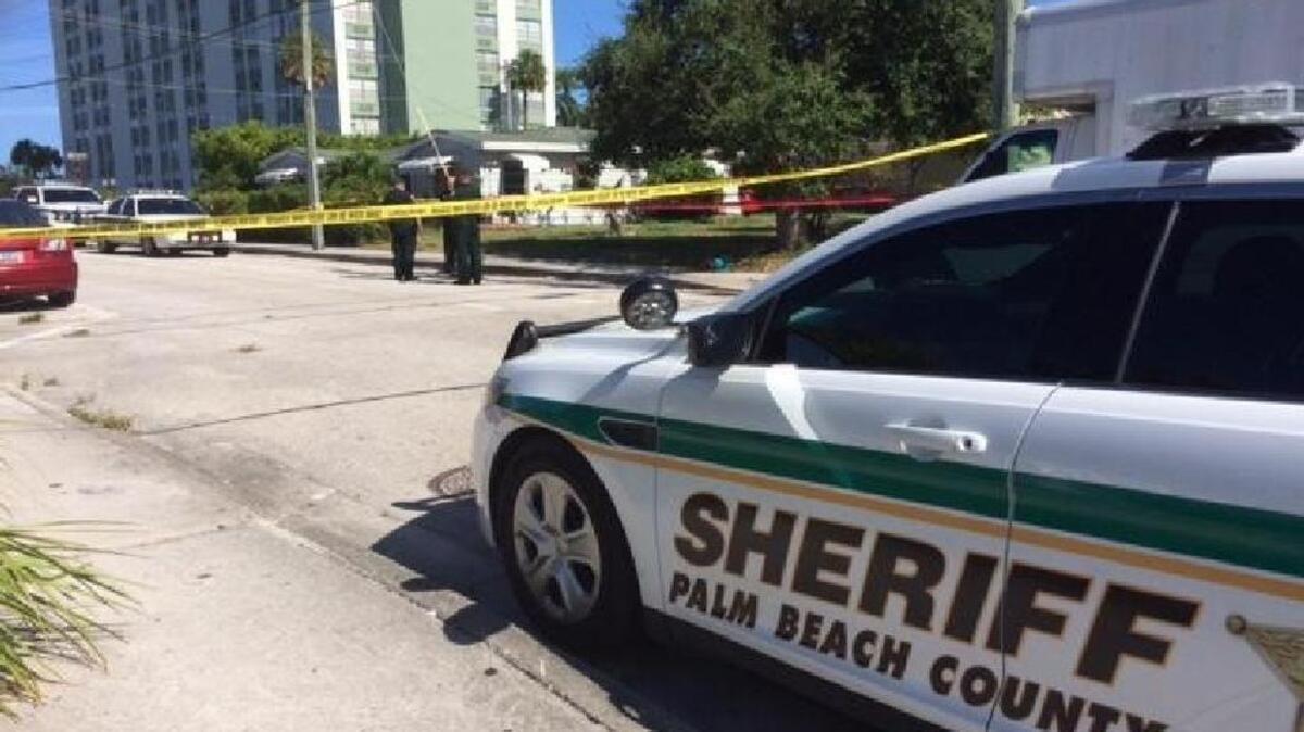 La Oficina del Sheriff del Condado de Palm Beach está buscando al adolescente que tenía el machete en su poder, mientras la víctima permanece hospitalizada en el St. Mary's Medical Center.