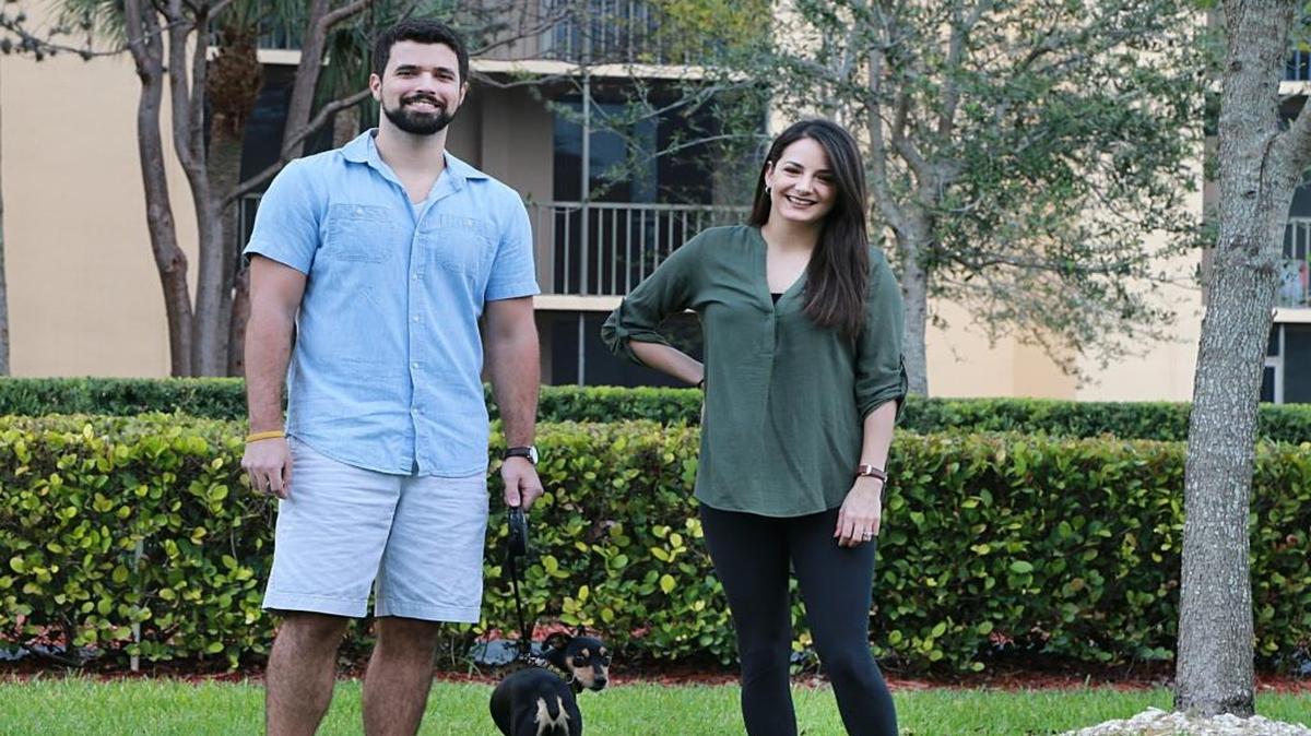 Jason Lopez y su esposa Yadira frente al apartamento que rentan en Kendall. Ellos aspiran a comprar una casa.